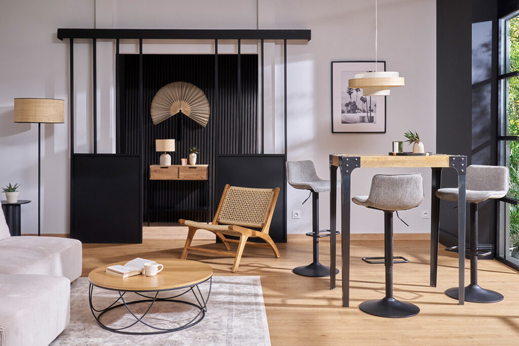 salon indus avec table haute et tabourets