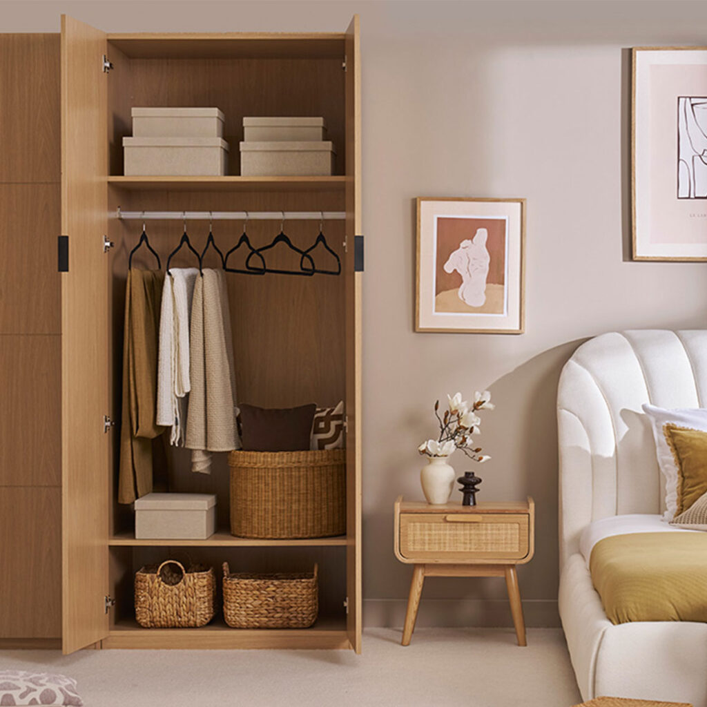 Dressing en bois ouvert avec vêtements dedans