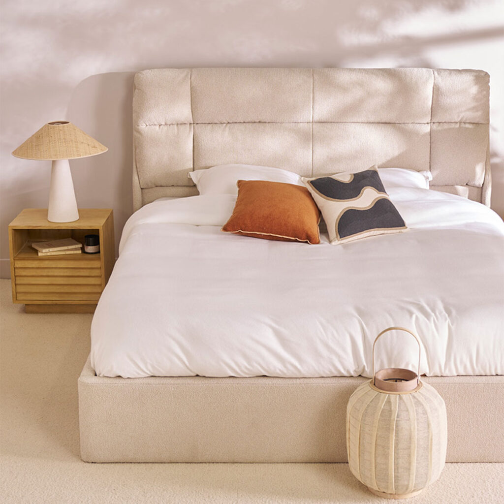 Lit avec tête de lit en tissu beige