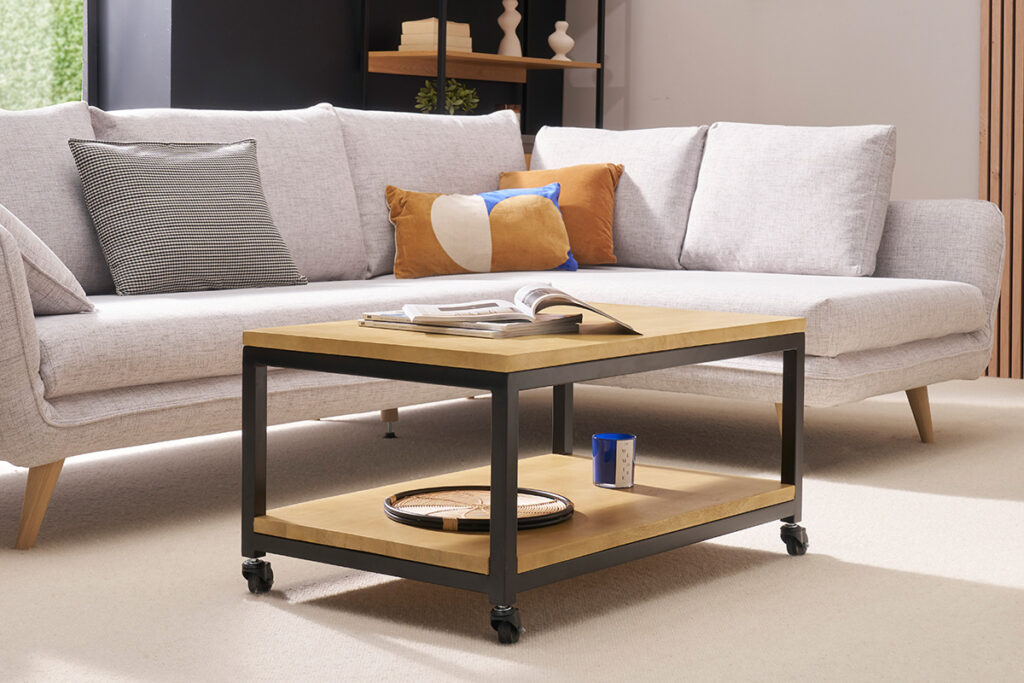 table basse industrielle devant canapé beige