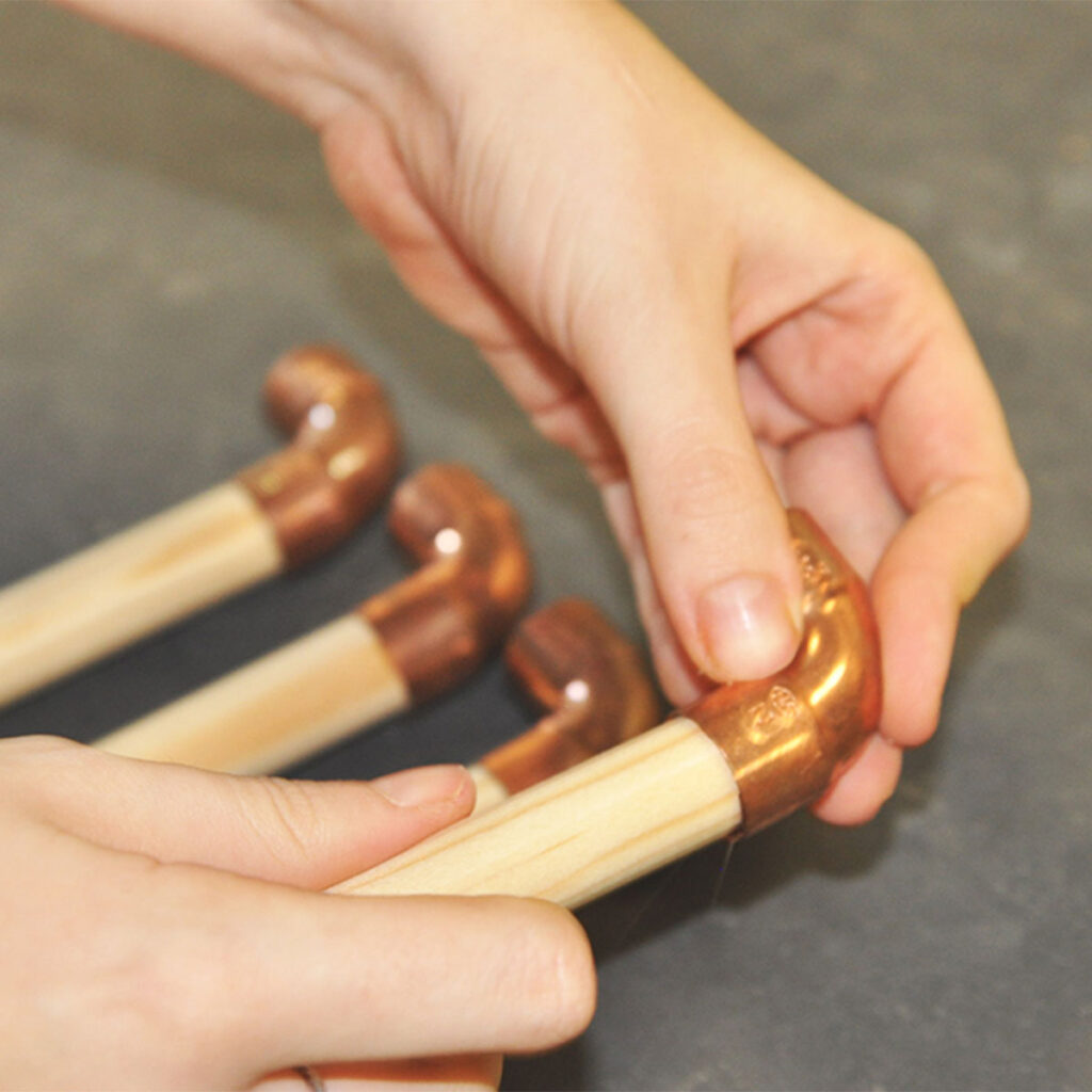 pièce en bois et cuivre