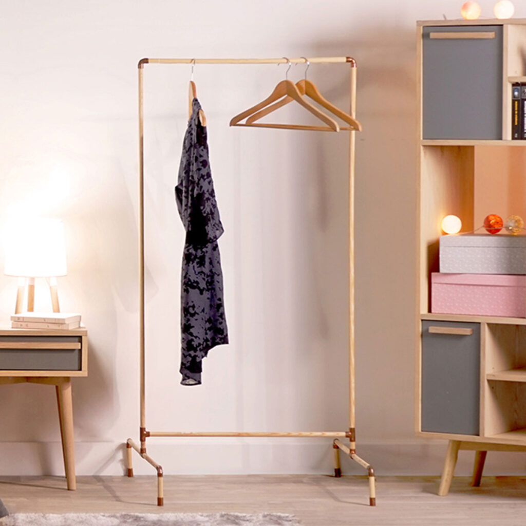 portant bois et cuivre dans chambre