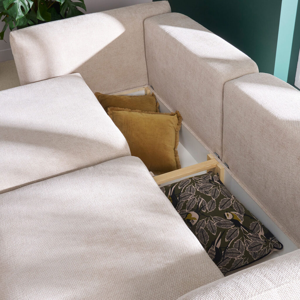 rangement dans canapé avec coussins