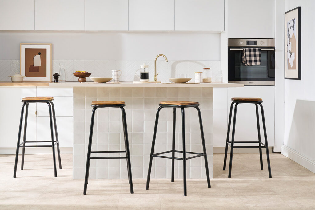 Tabourets industriels dans cuisine lumineuse