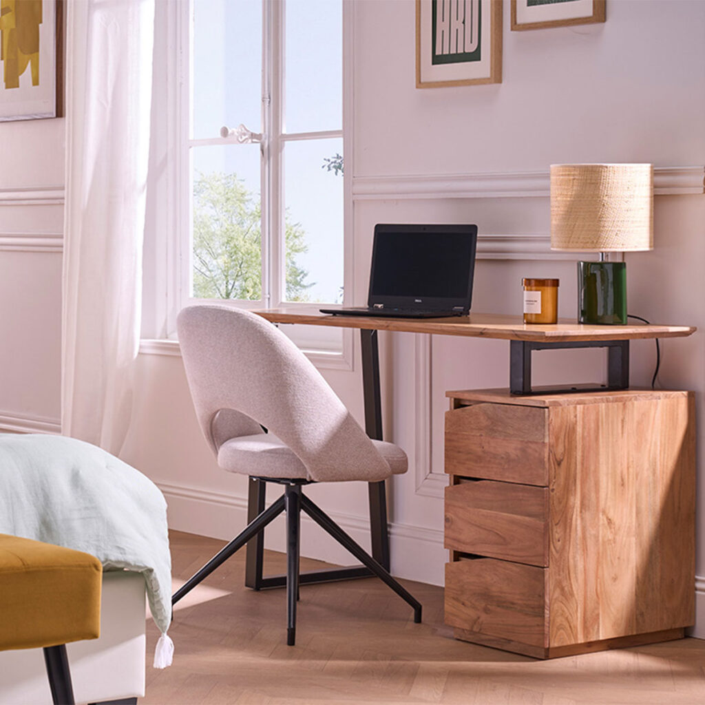Bureau dans chambre avec chaise beige et métal