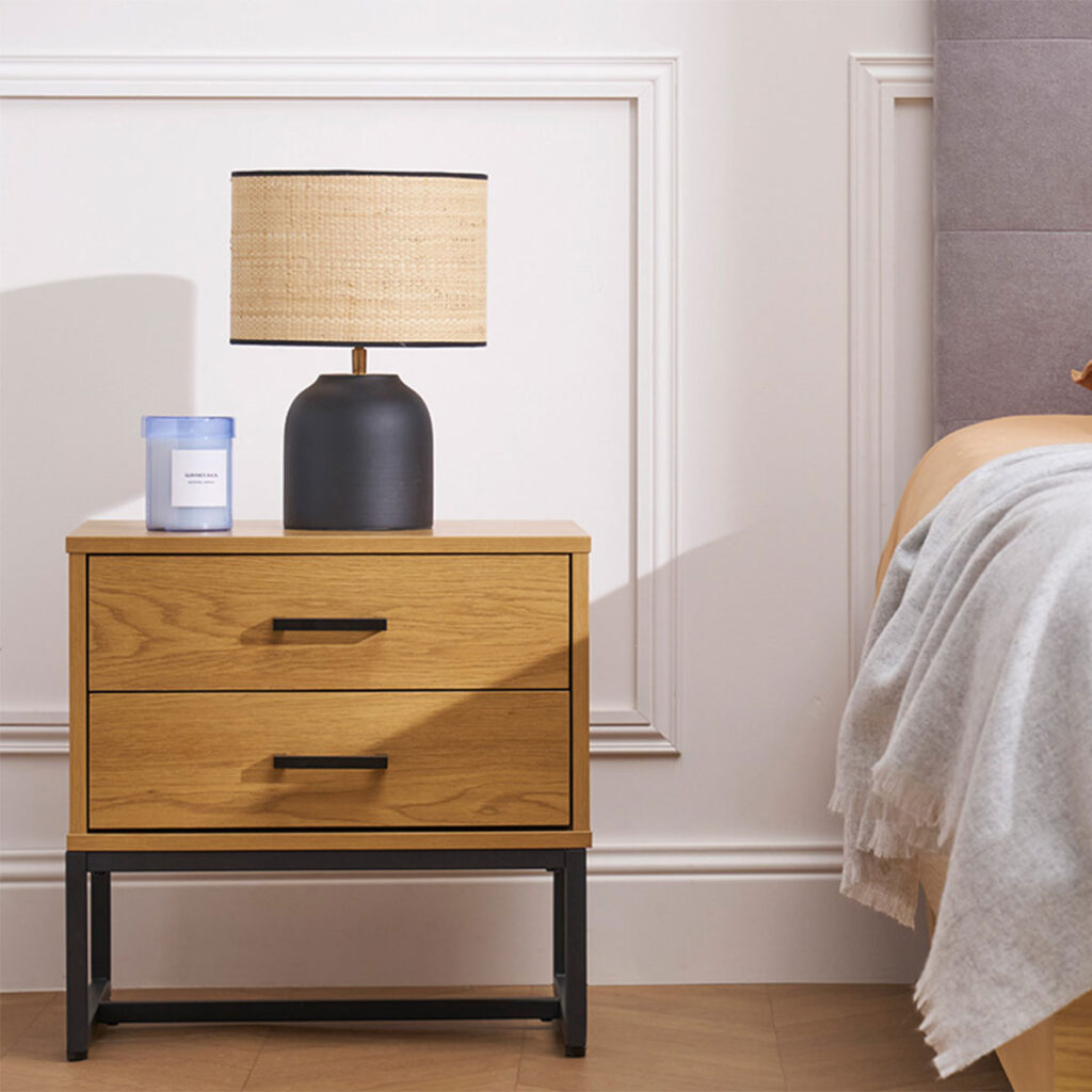 chevet à tiroirs avec lampe noir et rotin