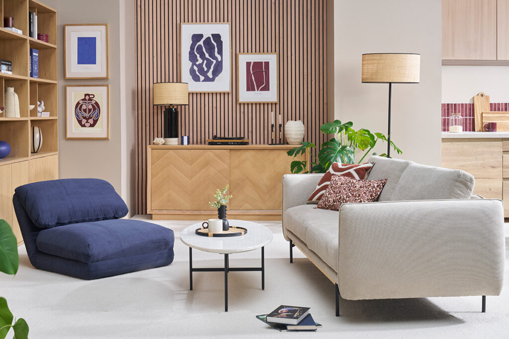 salon meublé avec chauffeuse en velours cotelé et buffet bois