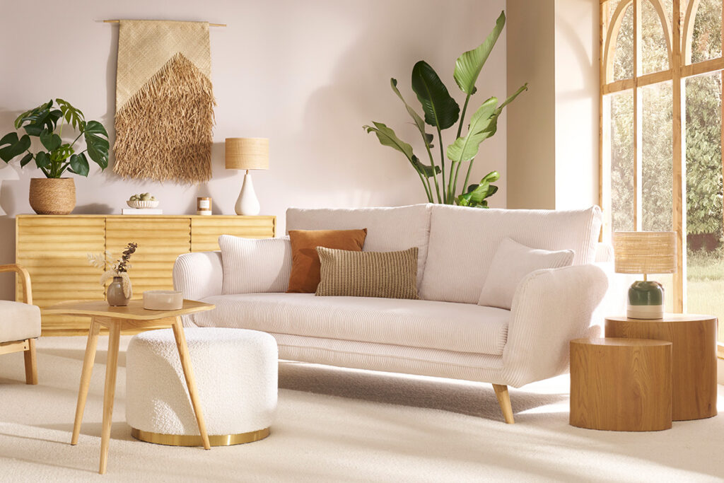 salon clair avec canapé, pouf et table basse en bois