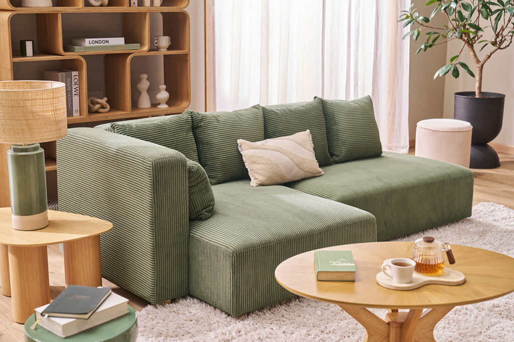 canapé velours cotelé vert et table basse bois