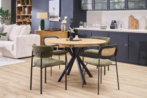 table ronde en bois dans cuisine contemporaine