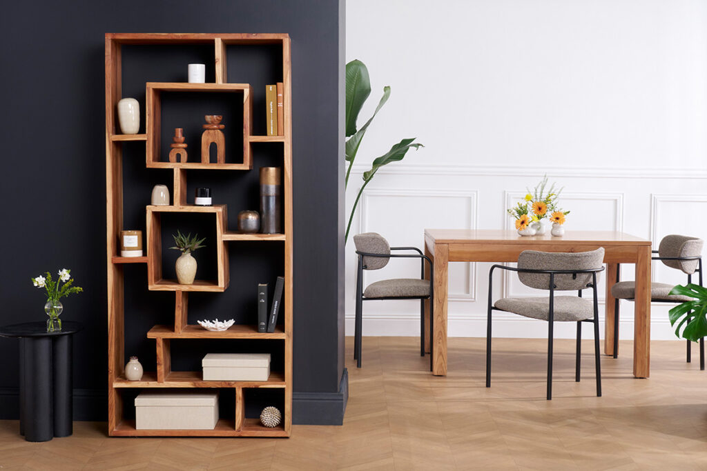bibliothèque et table en bois avec chaises grises