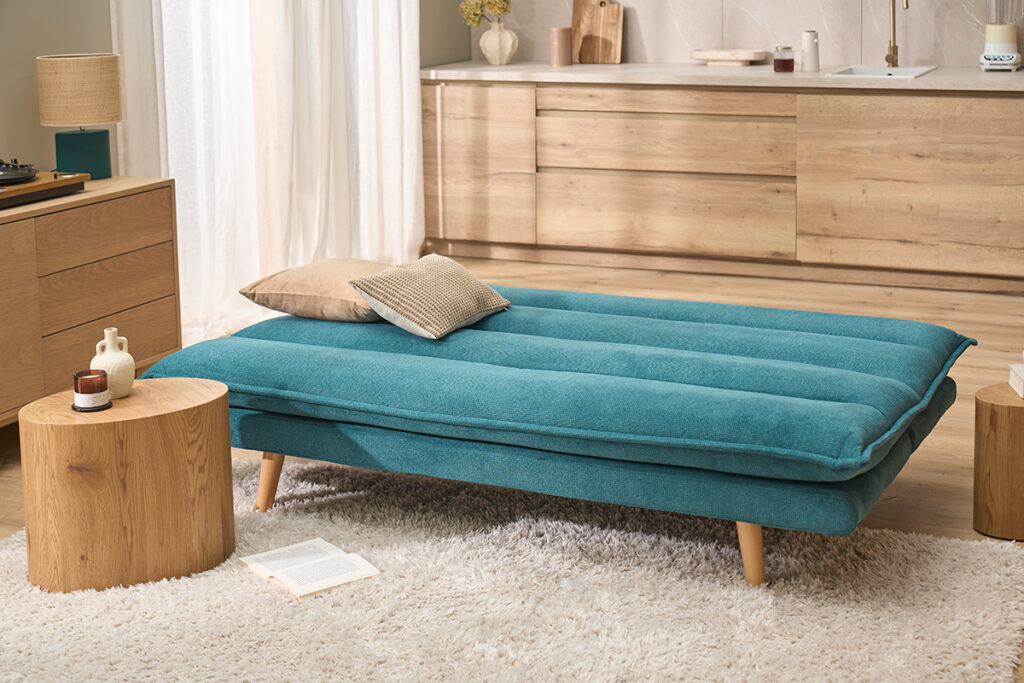 canapé clic clac bleu dans salon