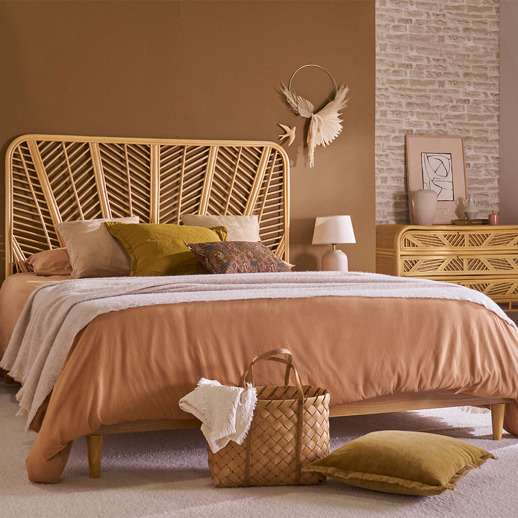 tête de lit et buffet en rotin dans chambre
