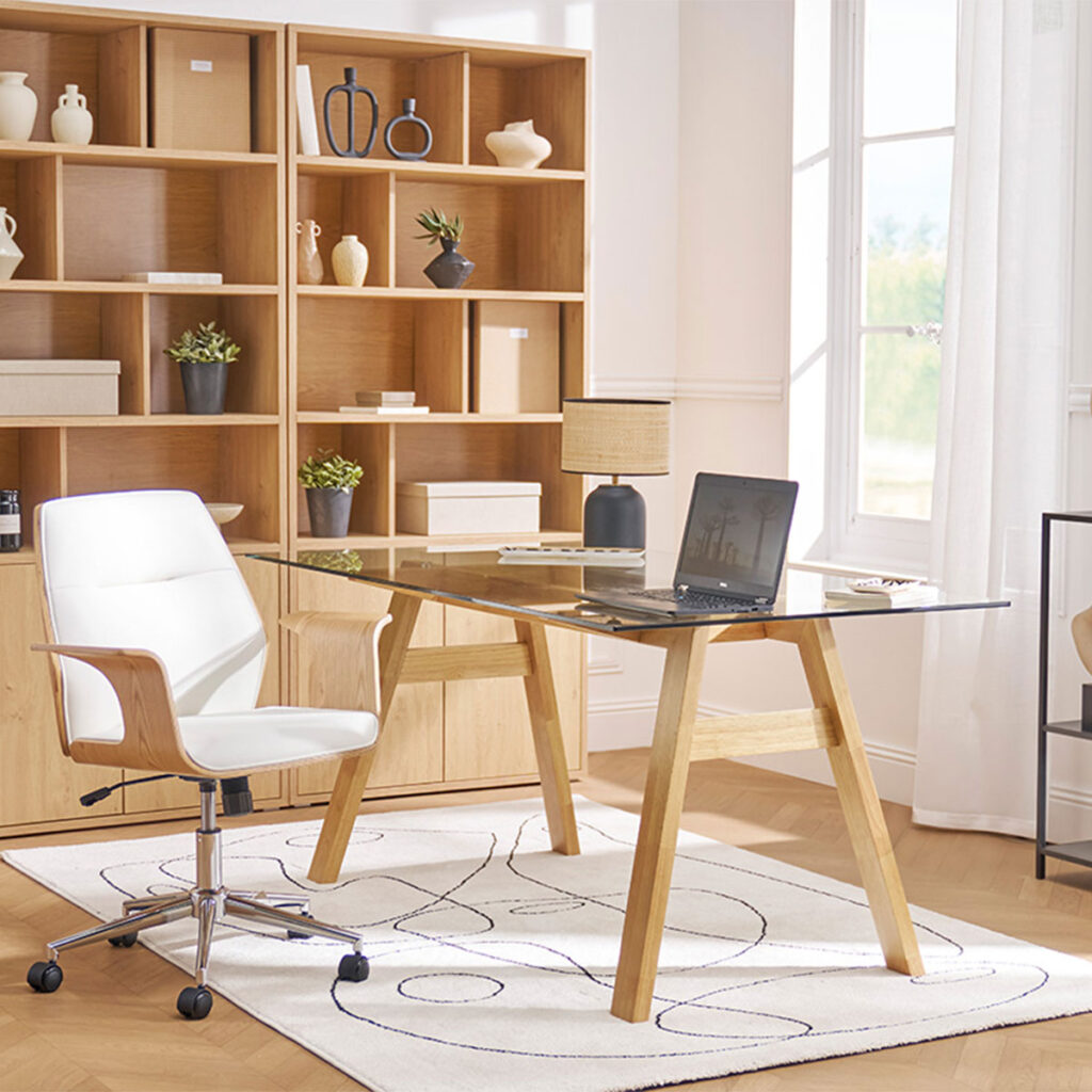 bureau en verre lumineux et chaise blanche