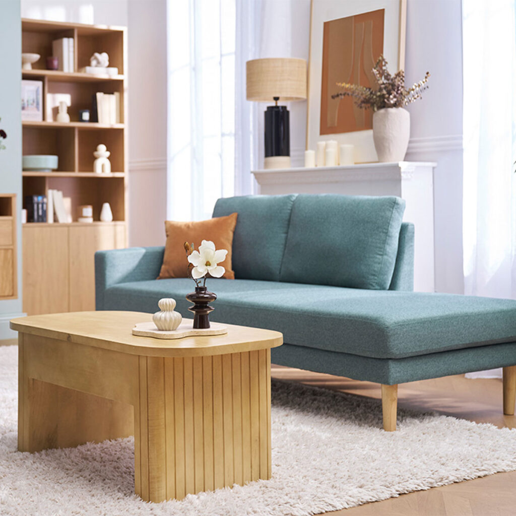table basse bois clair et méridienne bleu