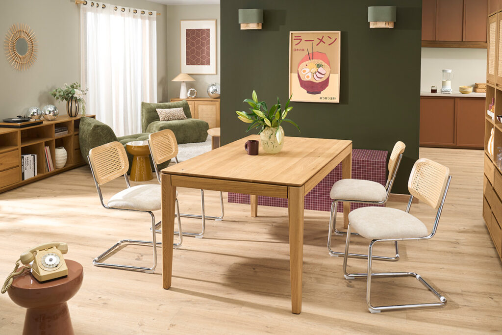 table à manger bois clair et chaise design