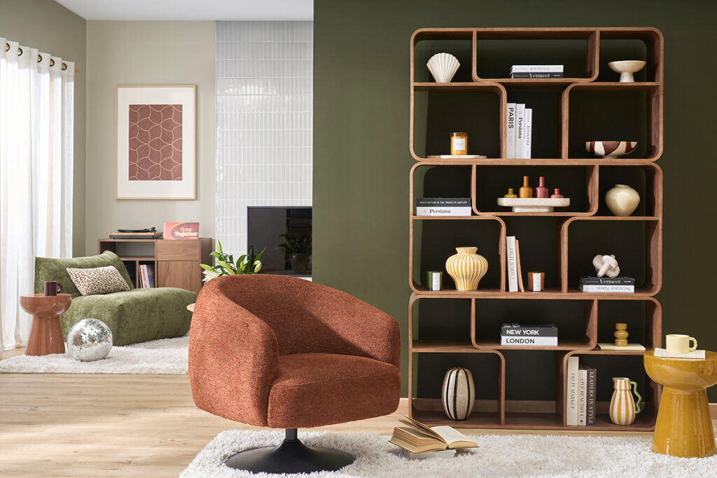 salon avec fauteuil pivotant terre brulée