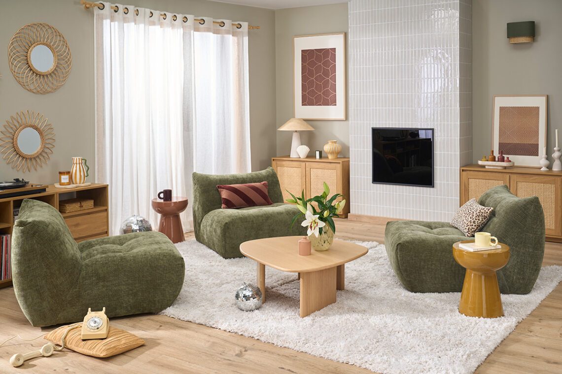 salon avec fauteuils lounge verts