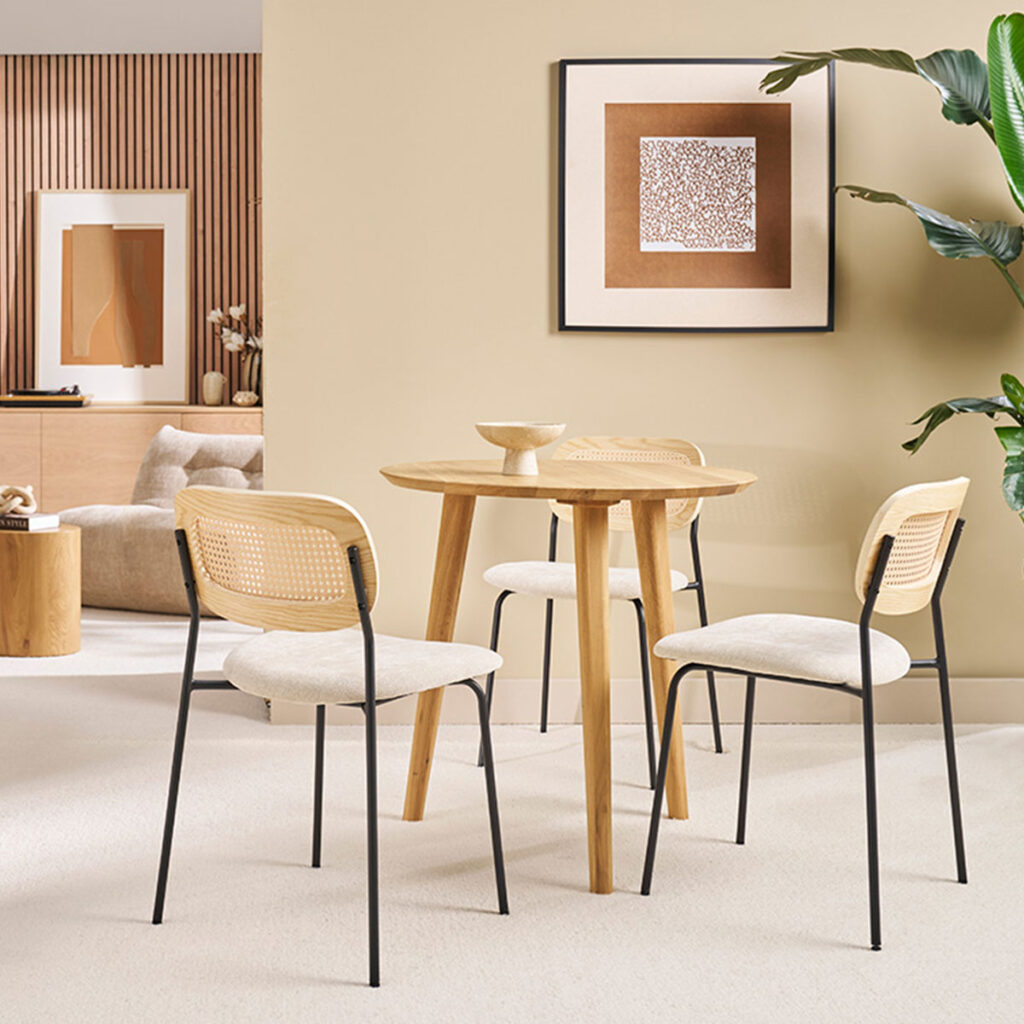 salle à manger petite table bois clair et chaises blanches