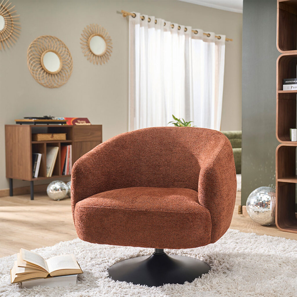 fauteuil rouge et métal noir dans salon