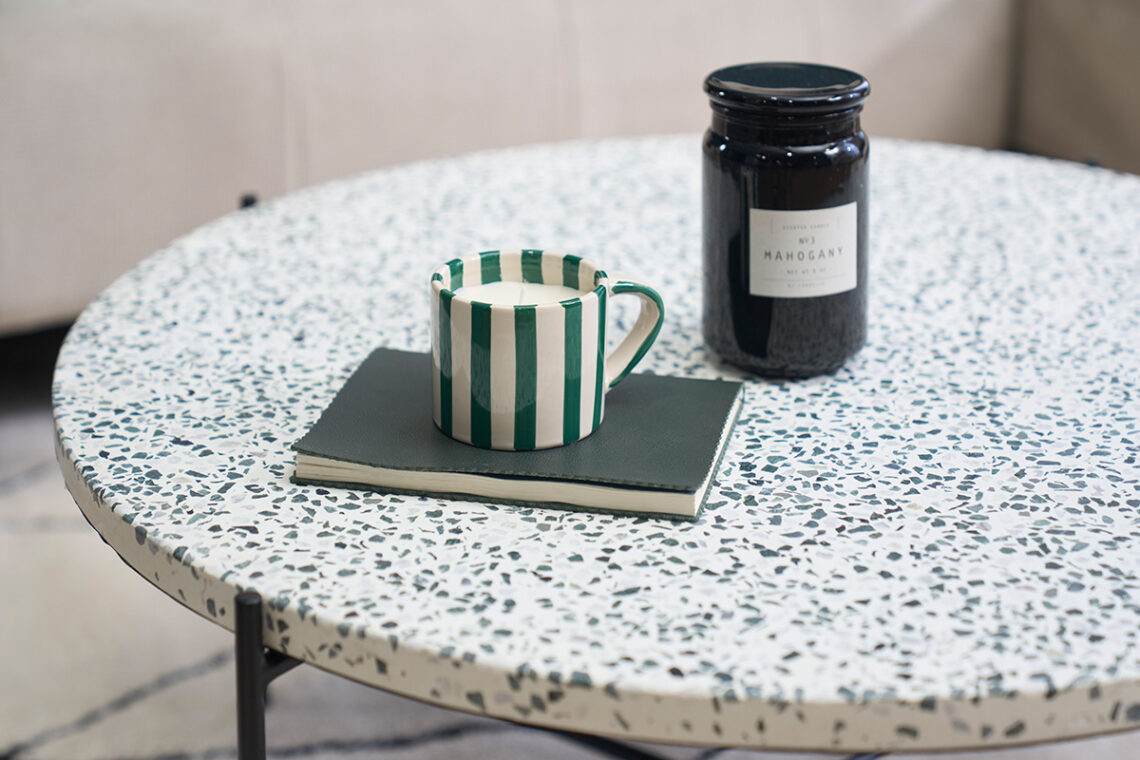 zoom terrazzo bleu sur table basse salon
