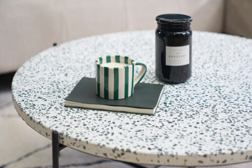 zoom terrazzo bleu sur table basse salon