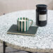 zoom terrazzo bleu sur table basse salon